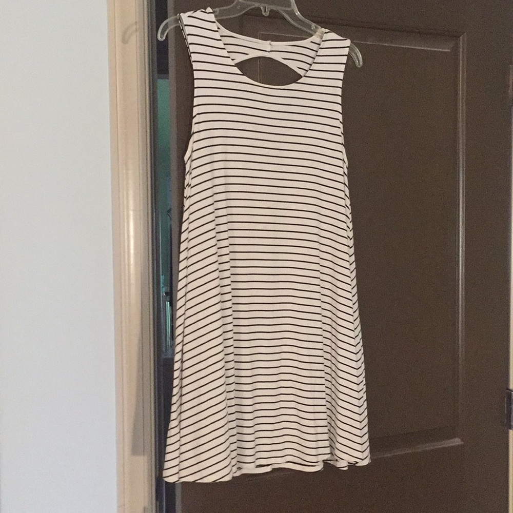 BLACK AND WHITE SOFT DRESS WITH BACK HOLE